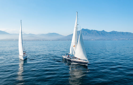 Navegar el Mediterráneo en Revolution, el velero de Puente Romano